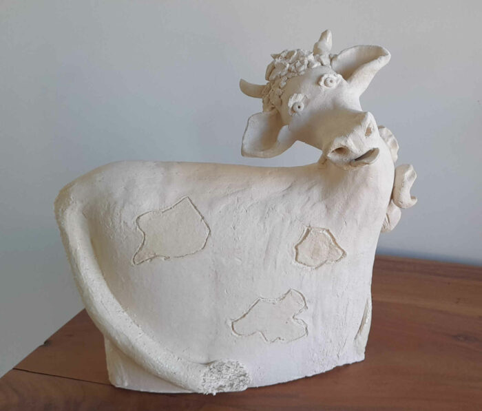 kleine Kuh die das Gras weidet“ – Kunstform : Weiße Steinzeug mit Durchsichtige Glasur. (j 2021): „Vachette qui broute l’herbe “: sculpture terre blanche émaillée en transparence)
